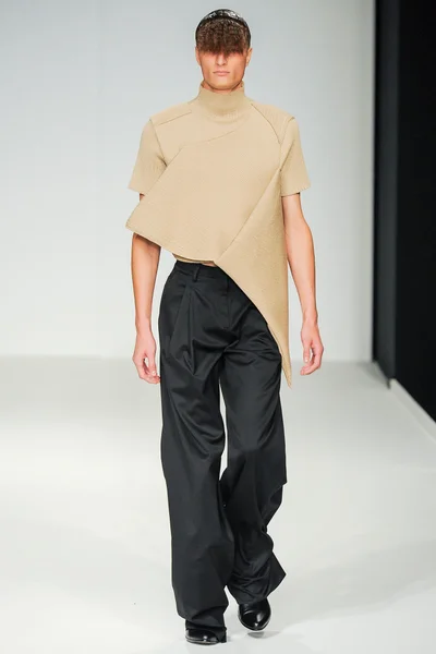 Look 16